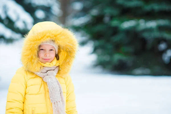 Portrait de petite fille adorable avec de beaux yeux verts dans la neige ensoleillée journée d'hiver — Photo