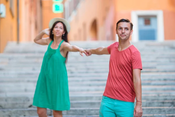 Romantisches Paar hält Händchen auf Stufen in Rom genießen italienischen Urlaub. — Stockfoto