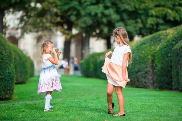 Niñas adorables al aire libre en verano en vacaciones europeas en el jardín de las Tullerías —  Fotos de Stock