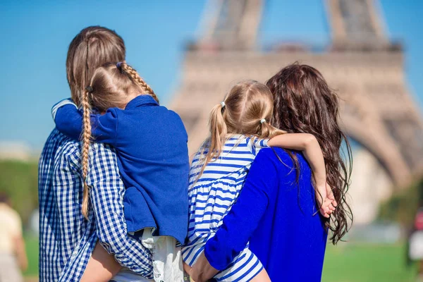 O familie fericită cu doi copii în Paris, lângă turnul Eiffel — Fotografie, imagine de stoc