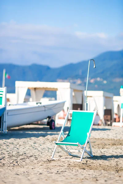 Liegestuhl mint Farbe am europäischen Strand in Italien — Stockfoto