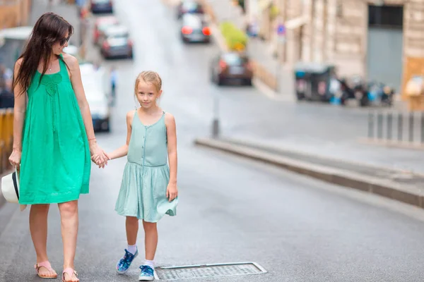 Счастливая мама и маленькая очаровательная девочка в Риме во время летних каникул. Семейный отдых в Европе . — стоковое фото