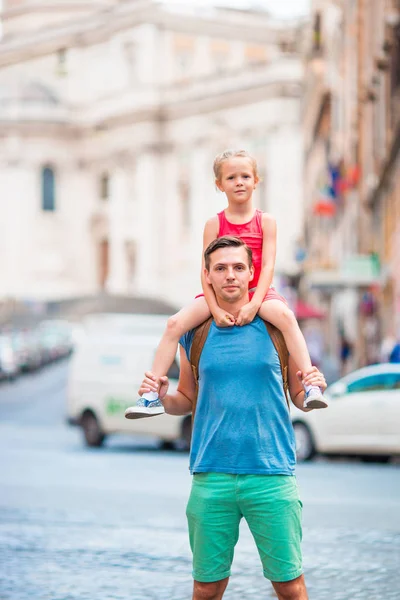 La familia en Europa. Feliz padre y niña adorable en Roma durante las vacaciones italianas de verano —  Fotos de Stock