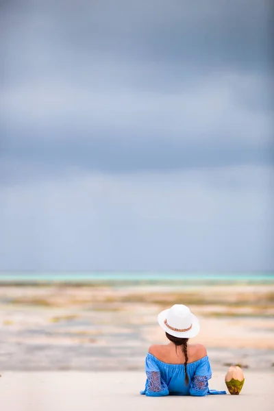 Jonge mooie vrouw op strand vakantie — Stockfoto