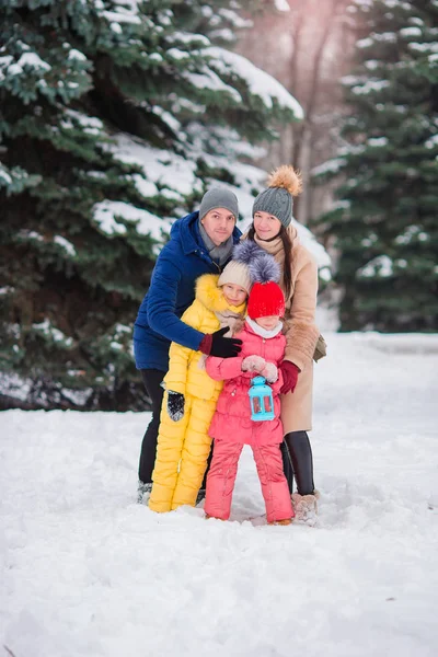 Familia feliz disfrutar de invierno día nevado —  Fotos de Stock