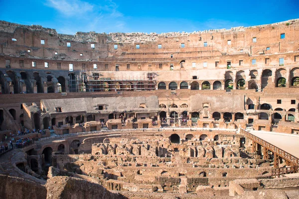 Colosseum veya Coliseum kapalı arka plan mavi gökyüzü Roma, İtalya — Stok fotoğraf