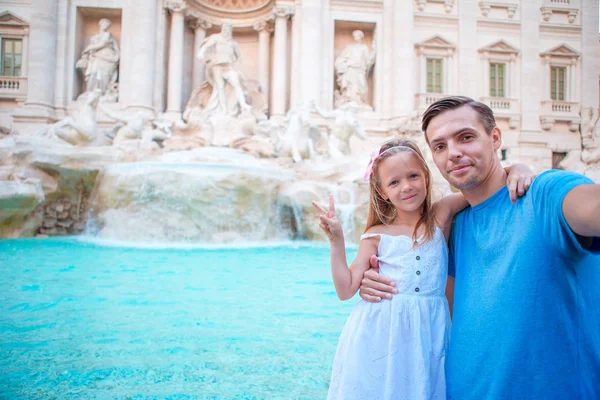 Junger Vater und kleines Mädchen machen Selfie im Kolosseum, Rom, Italien. Familienporträt an berühmten Orten in Europa — Stockfoto