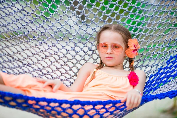 Niña adorable en vacaciones de verano relajante en hamaca —  Fotos de Stock