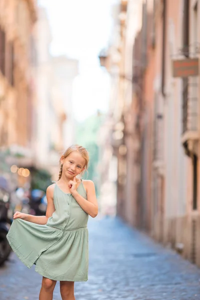 Adorable happy little girl outdoors in european city. Portrait of caucasian kid enjoy summer vacation in Rome — Stock Photo, Image