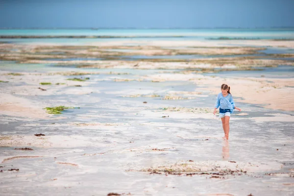 Adorable niña en la playa en la marea baja en Zanzíbar — Foto de Stock