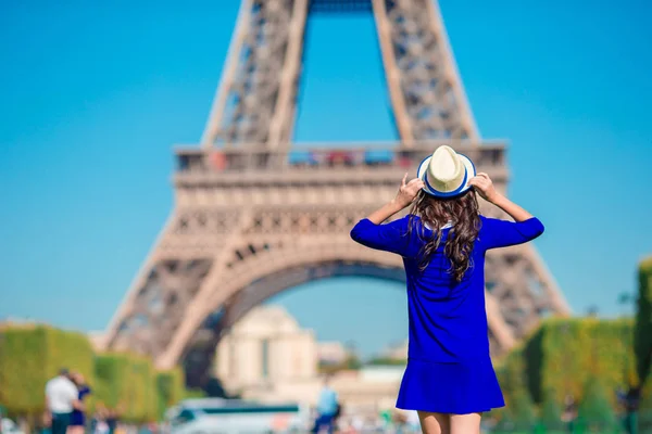 Красивая женщина в Париже фоне Эйфелевой башни во время летних каникул — стоковое фото