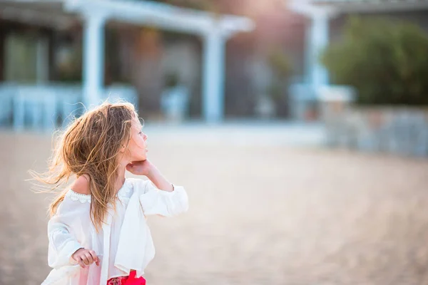 Adorabile bambina in spiaggia durante le vacanze estive in Europa — Foto Stock