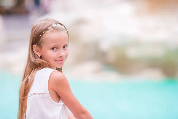 Adorável menina fundo Fonte de Trevi, Roma, Itália. Criança toodler feliz desfrutar de férias italianas na Europa . — Fotografia de Stock