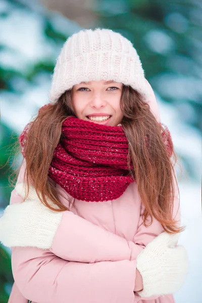 Portrait of beautiful girl smiling outdoors on beautiful winter snow day — Stock Photo, Image