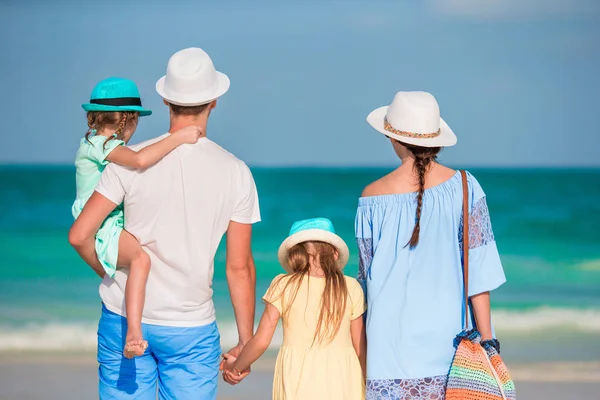 열 대 해변에서 아이 들과 함께 행복 한 아름 다운 가족 — 스톡 사진