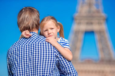 Mutlu aile Paris arka plan Eyfel Kulesi içinde. Fransız tatil baba ve küçük kız.