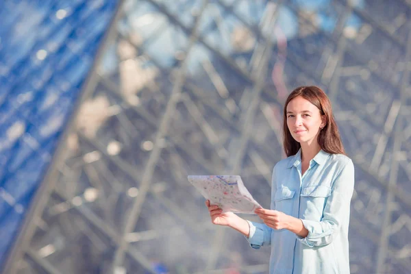 Jeune femme avec carte dans la ville européenne en plein air — Photo