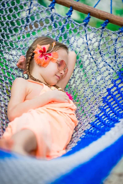 Adorável menina em férias de verão dormindo em rede — Fotografia de Stock