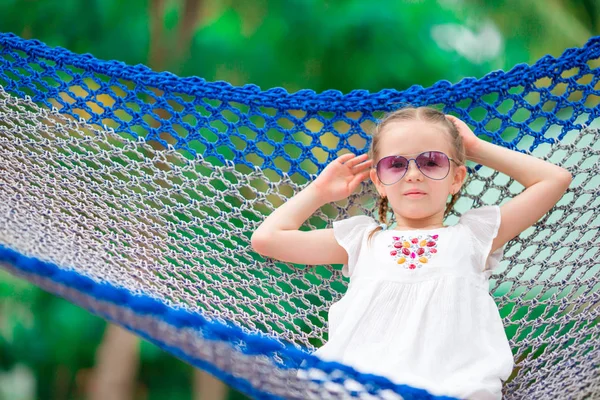 Rozkošná holčička na letní dovolenou relaxaci v houpací síti — Stock fotografie