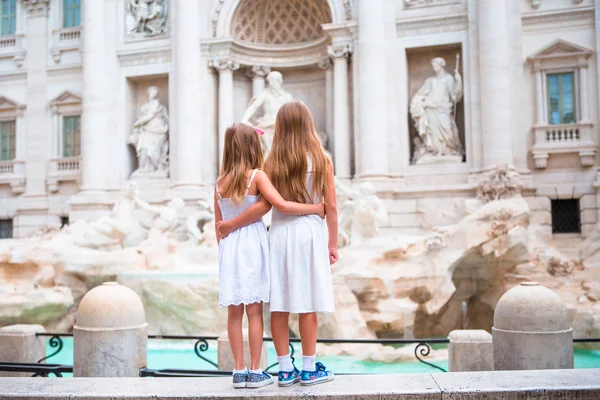 로마 트레비 분수 근처의 사랑 스러운 어린 소녀들. 행복 한 아이들은 이탈리아에서 유럽 여행을 즐긴다 — 스톡 사진