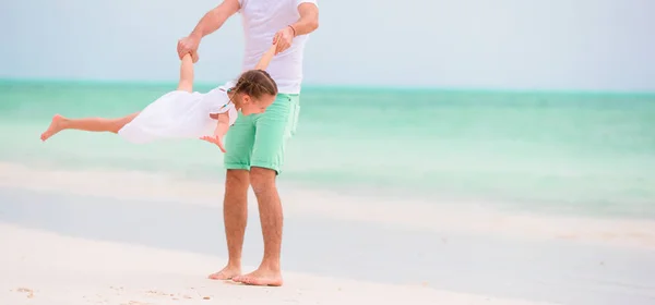 Lycklig far och hans söta lilla dotter på tropisk strand har kul — Stockfoto