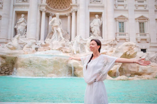 Счастливая женщина во время поездки в Рим, Италия, наслаждается видом на небосклон Трех морей — стоковое фото