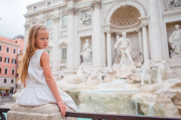 Adorável menina fundo Fonte de Trevi, Roma, Itália. Criança toodler feliz desfrutar de férias italianas na Europa . — Fotografia de Stock