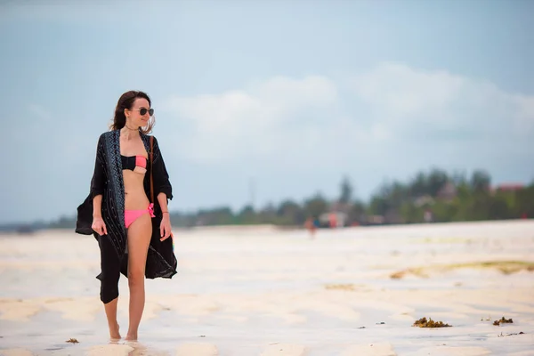 Young beautiful woman on beach vacation — Stock Photo, Image