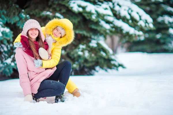 Mutlu anne ve çocuk kış karlı günler — Stok fotoğraf