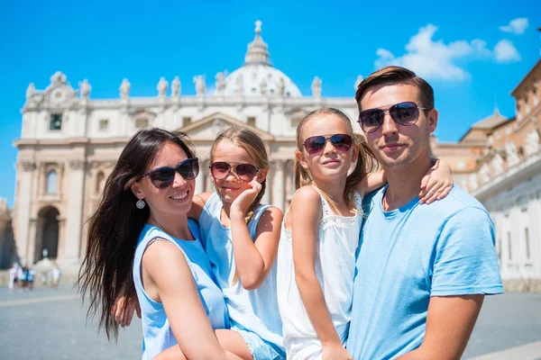 Zbliżenie czteroosobowej rodziny w kościele St. Bazylika w Watykanie. Podróży rodziców i dzieci na wakacje Europejskiej — Zdjęcie stockowe