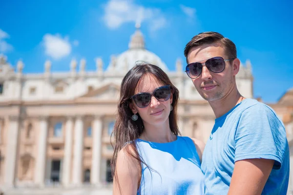 Casal feliz na igreja Basílica de St. Peters no Vaticano, Roma. A igreja Basílica de St. Peters é as principais atrações — Fotografia de Stock