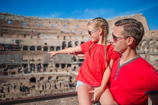 Touristes en famille au Colisée, Rome, Italie. Portrait de famille dans des lieux célèbres en Europe — Photo