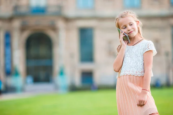 Adorable niña con teléfono en París durante las vacaciones de verano —  Fotos de Stock