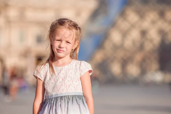 Rozkošná holčička během letních prázdnin v Paříži — Stock fotografie