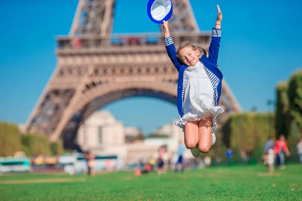 파리에서 사랑 스러운 행복 한 어린 소녀는 여름 휴가 기간 동안 에펠 탑 배경 — 스톡 사진