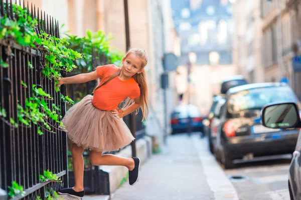 Красивая маленькая девочка во время летних каникул в Париже — стоковое фото