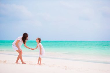 Yaz tatili sırasında mutlu aile beyaz plaj üzerinde