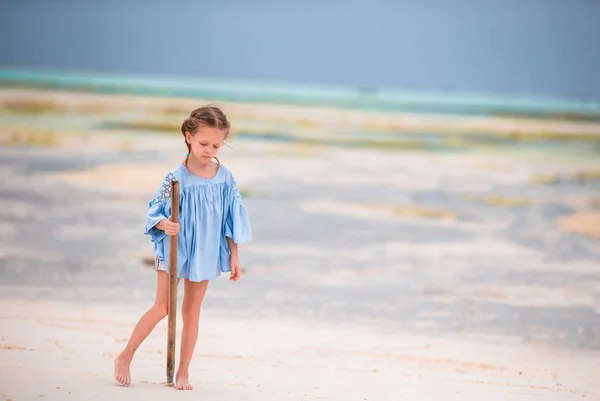 Adorables niñas felices se divierten en aguas poco profundas en vacaciones de playa —  Fotos de Stock