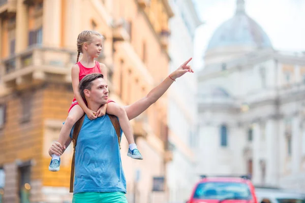 Család Európában. Boldog apa és kis imádnivaló lány Rómában a nyári olasz vakáció alatt — Stock Fotó
