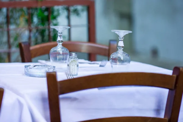 Letnia restauracja pusty open air w Watykanie w Włochy. Zbliżenie kieliszki na stole — Zdjęcie stockowe