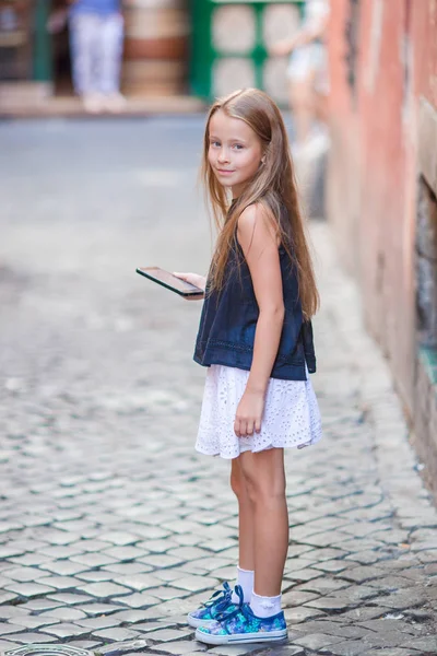 ヨーロッパの街の屋外で愛らしい幸せな女の子。ローマでの夏休みを楽しむ白人の子供の肖像画 — ストック写真