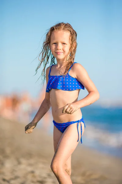 사랑 스러운 어린 소녀는 휴가중에 열대 해변에서 즐거운 시간을 보낸다 — 스톡 사진