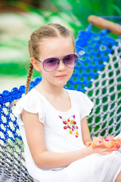 Primer plano adorable niña relajándose en hamaca en vacaciones tropicales —  Fotos de Stock