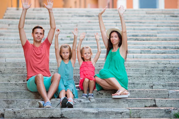 Familienurlaub in Europa. Eltern und Kinder auf Treppen in Rom — Stockfoto