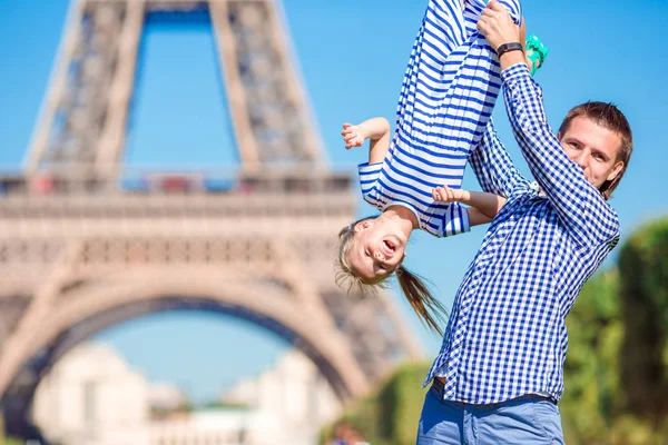 Szczęśliwa rodzina w Paryżu tło wieża Eiffla na francuski wakacje w Europie — Zdjęcie stockowe