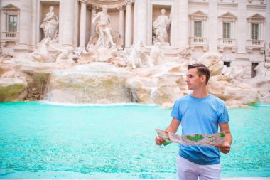 Şehir harita IAT Trevi Çeşmesi, Rome genç adam. Turist adam tatil günlerinde Avrupa'da seyahat..