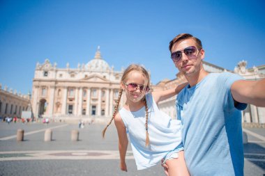 Mutlu aile arka plan St. Peters Bazilikası Vatikan alarak selfie kilisede