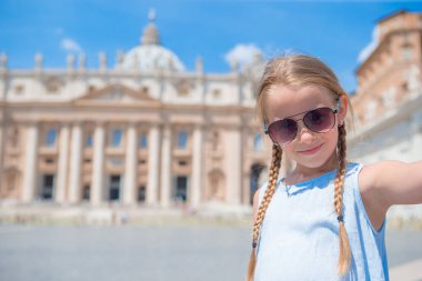 Selfie arka plan St. Peters Bazilikası Vatikan içinde kilise alarak mutlu küçük kız.