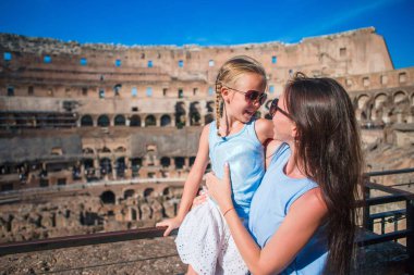 Aile Roma, İtalya 'da Coliseum' da. Anne ve küçük mutlu kız Avrupa 'nın ünlü yerinde