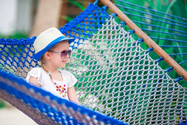 Adorable little girl on summer vacation relaxing in hammock — Stock Photo, Image